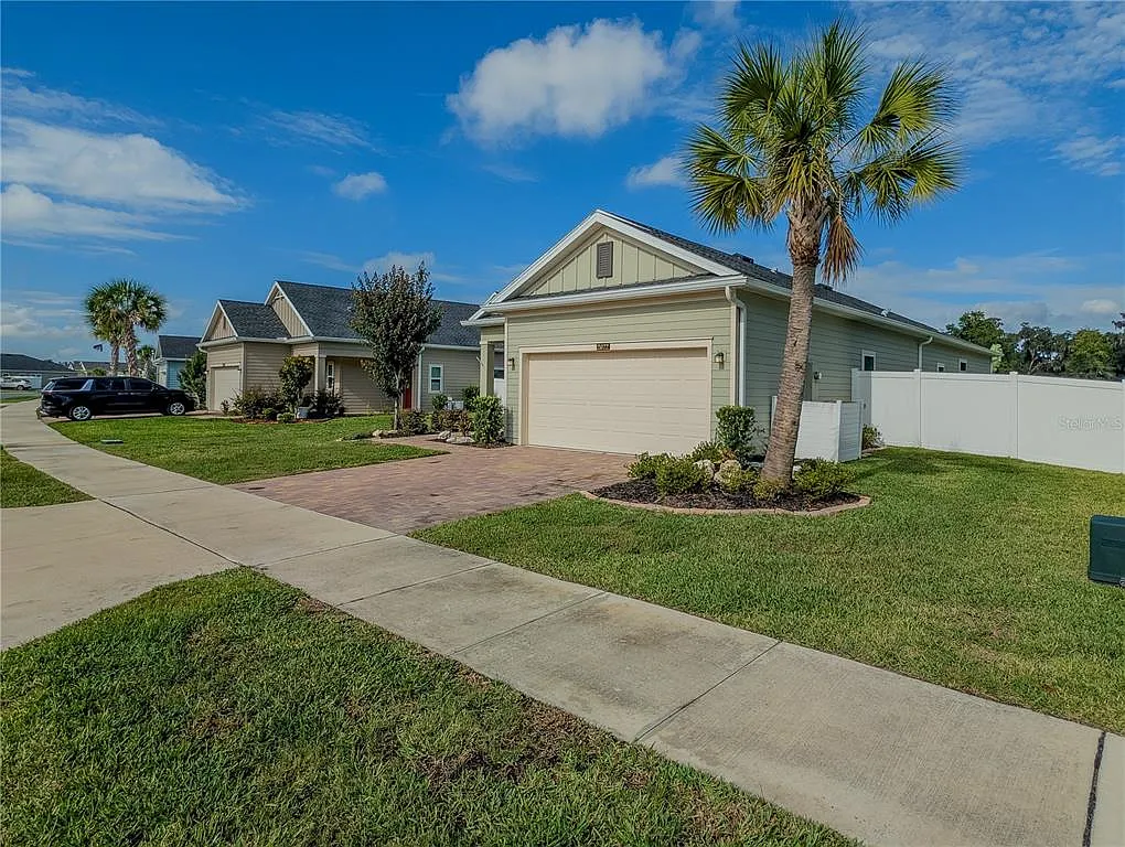 3 bed, 2.5 bath, 1740 sqft, $2,099 — Photo 2