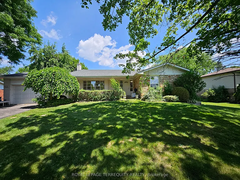 2067 Obeck Cres — Photo 1