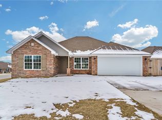 2013 Maple Ct, Gentry, AR 72734