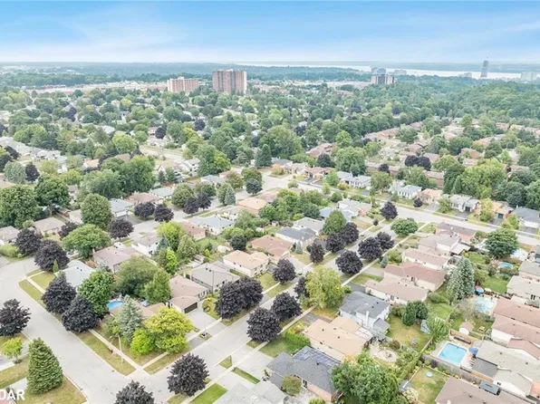 9 Coles St, Barrie, ON L4N 5W8