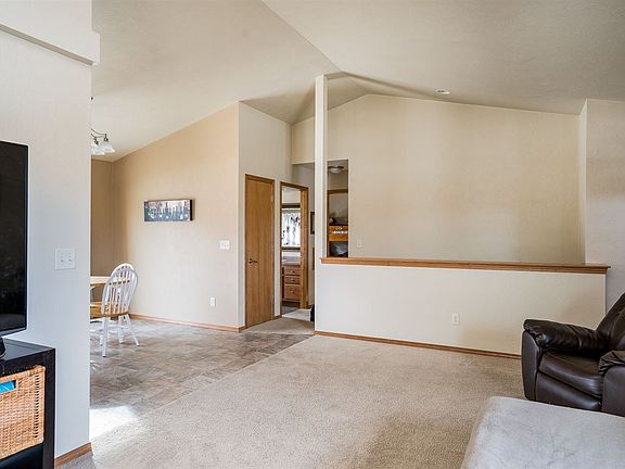 4th image of 1113 Silver Birch Dr