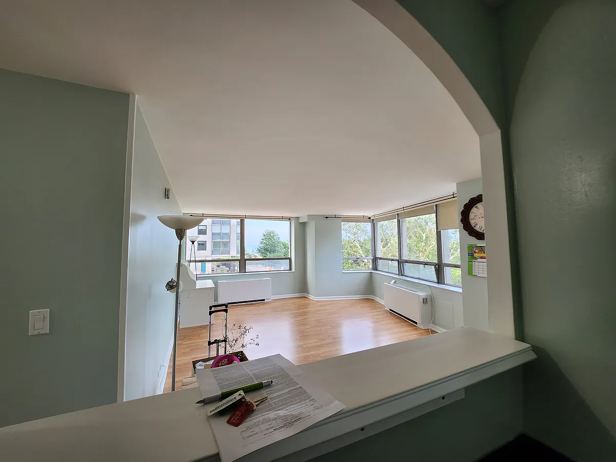 Building Photo - 5701 N Sheridan Rd #3T