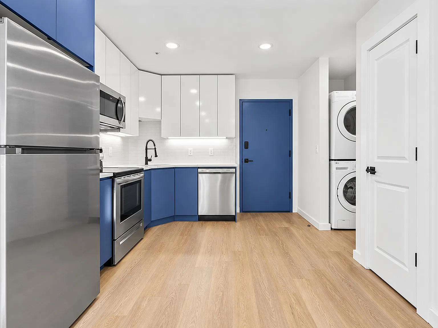 1 bed, 696 sqft, $2,200 — Photo 1