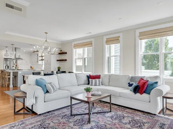 284 Bunker Hill St APT 4, Charlestown, MA 02129