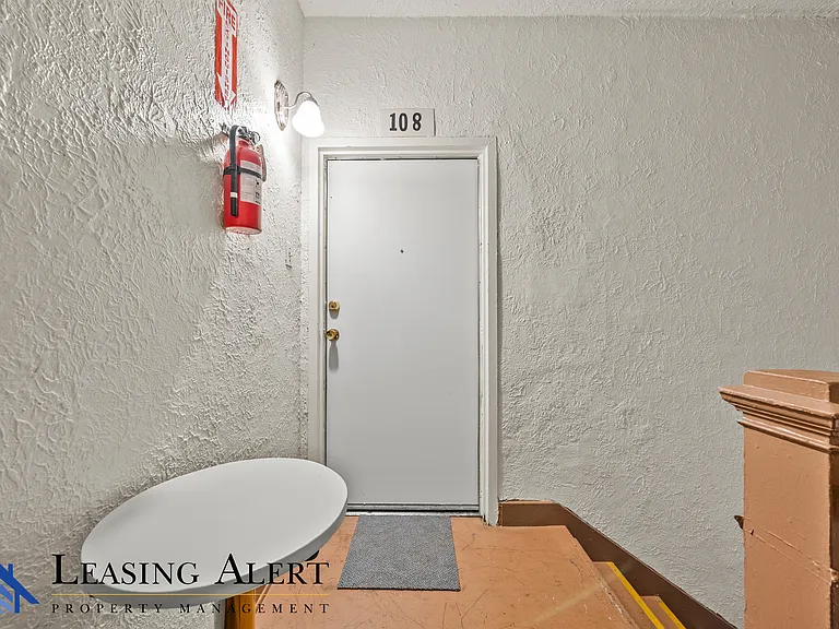 108 S Cummings St — Photo 2