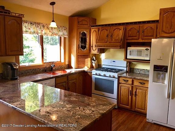 3rd image of 410 W Geneva Dr