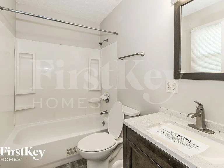1032 E 3rd St — Photo 11
