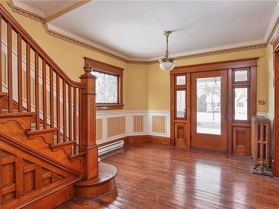 3rd image of 639 Columbia St