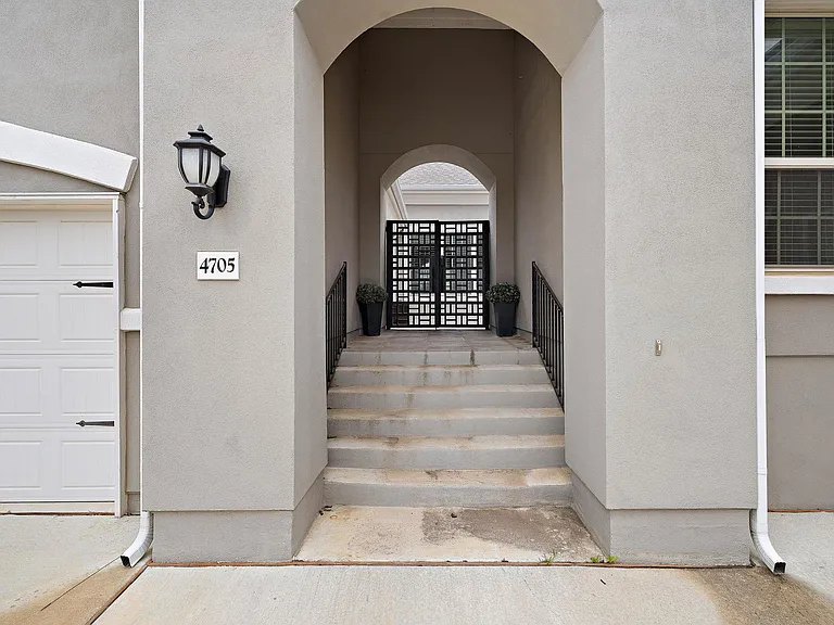 4705 Napoli Shore Dr — Photo 3
