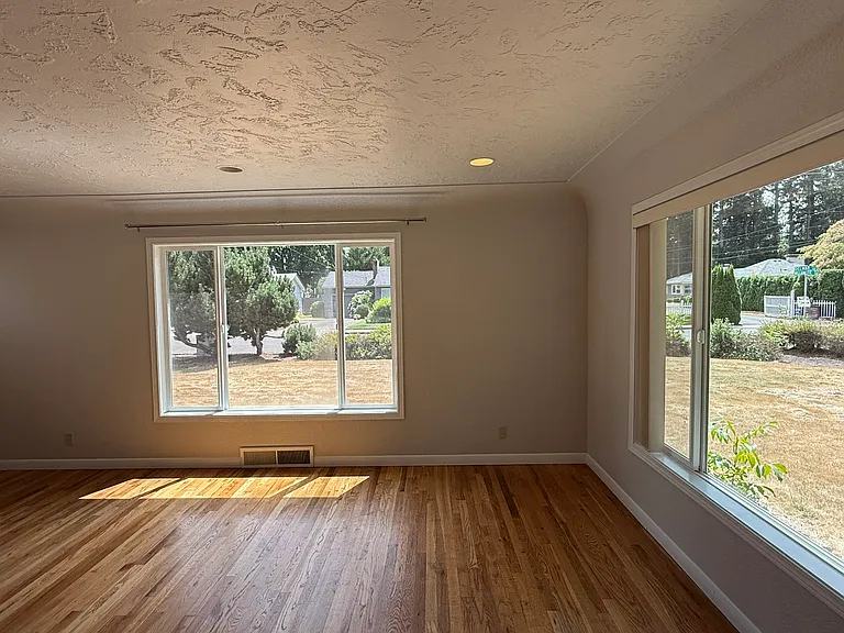 3120 Willamette Dr N — Photo 5