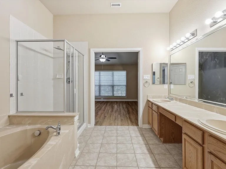 1725 Brookview Dr — Photo 8