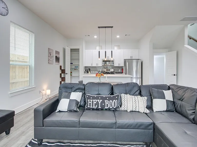 9305 Tower St — Photo 7