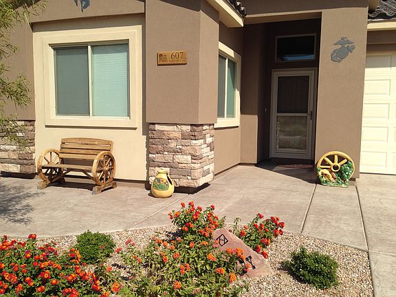 Sitting area in front