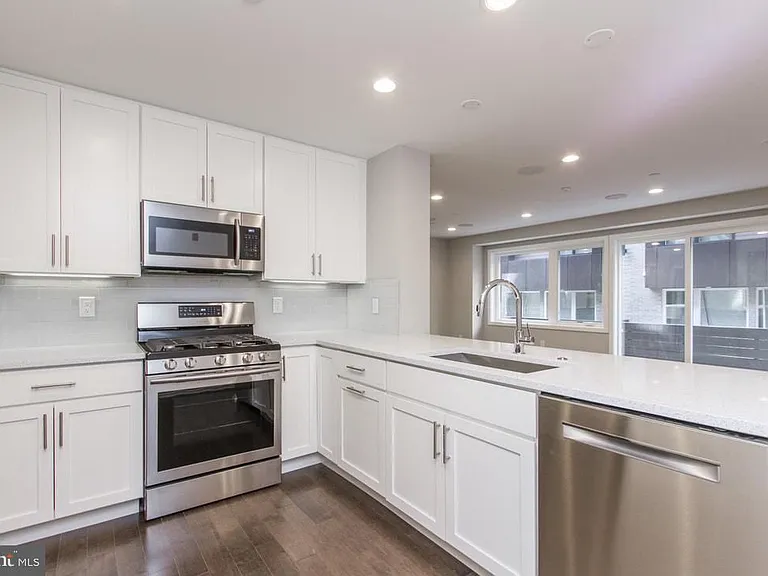 720 S Sartain St #1 — Photo 2