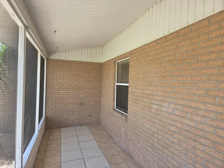 208 Mirador Dr — Photo 3