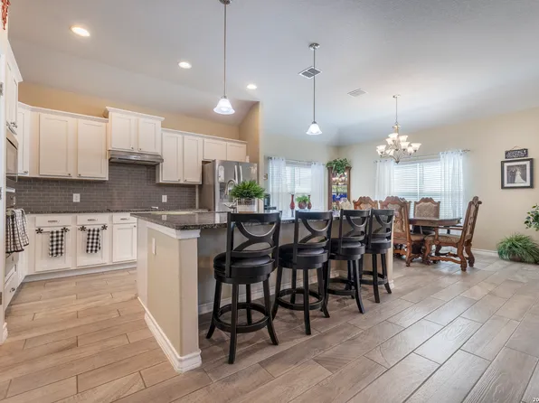 133 Grand View, Floresville, TX 78114