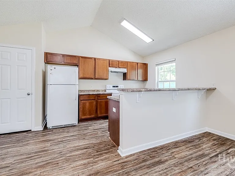 148 Willow Dr — Photo 13