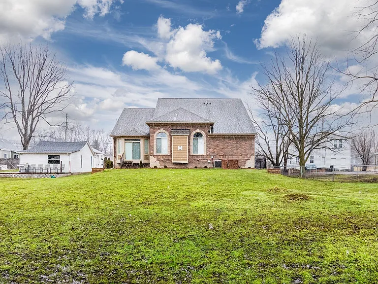 3352 Crooks Rd — Photo 36