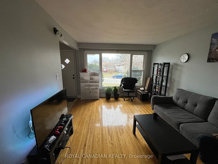 644 Athol St E #MAIN — Photo 9
