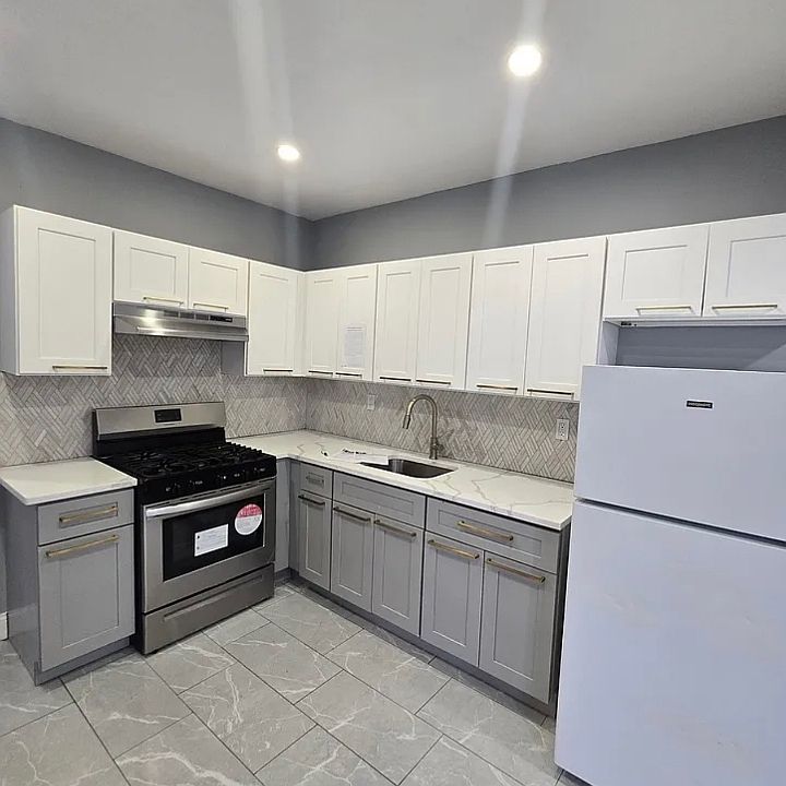 1st image of 553 S Orange Ave #2L