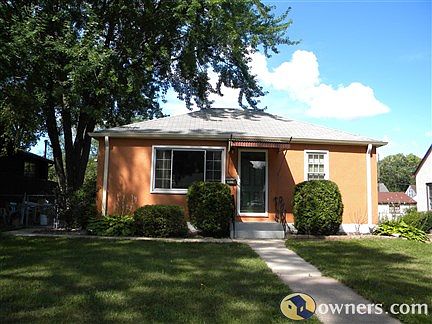 Great curb appeal and yard space!