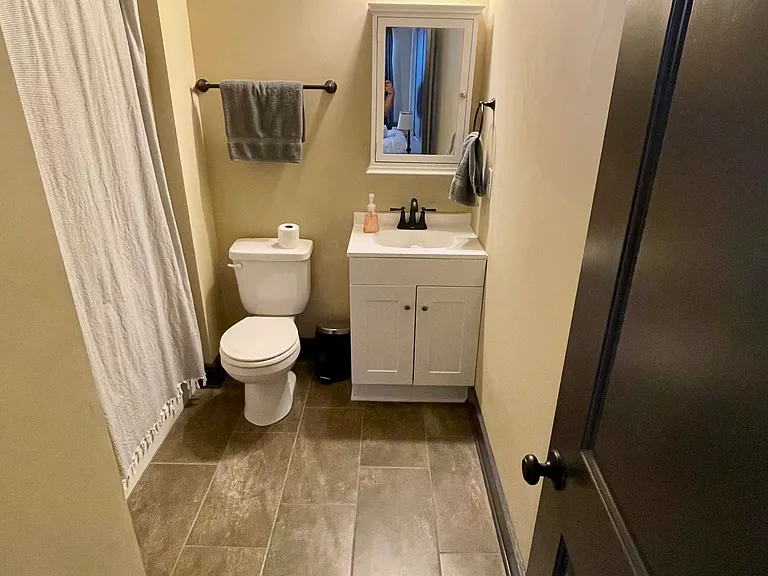 Second bathroom upstairs wi to tub/shower combo