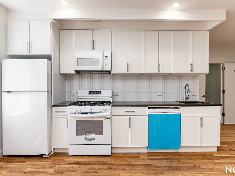 160 Johnson Ave #3B — Photo 4