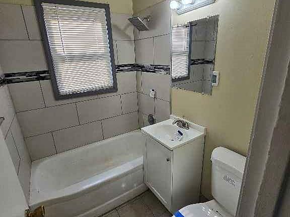 3rd image of 5213 Locust Ave