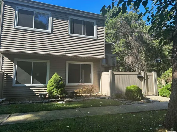 202 Springmeadow Drive #B, Holbrook, NY 11741