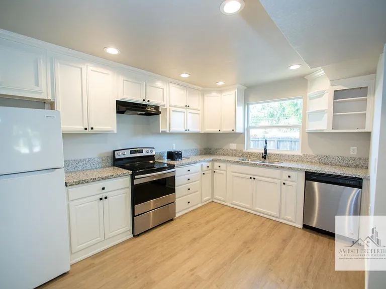 1136 E Griffith Way — Photo 9