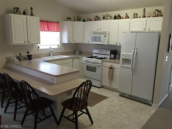 3rd image of 609 Beacon Dr #11