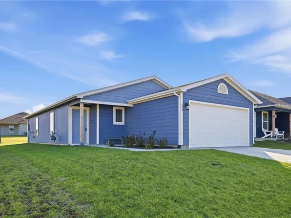 423 Park Hill Dr, Tonganoxie, KS 66086