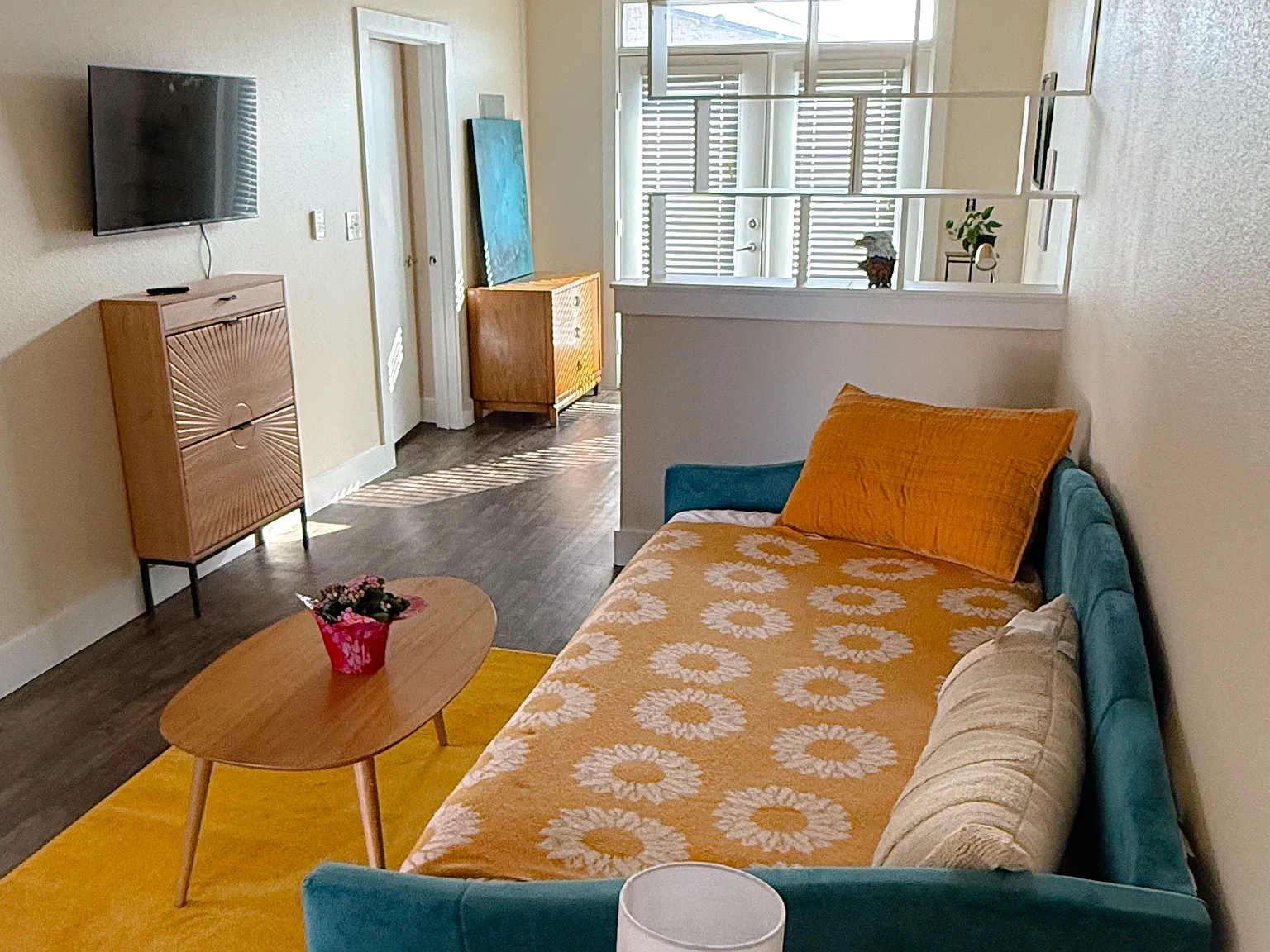 Studio, 584 sqft, $1,100 — Photo 2