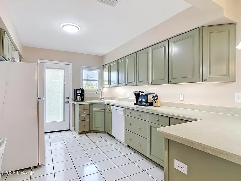 1621 N Oleander Ave — Photo 14