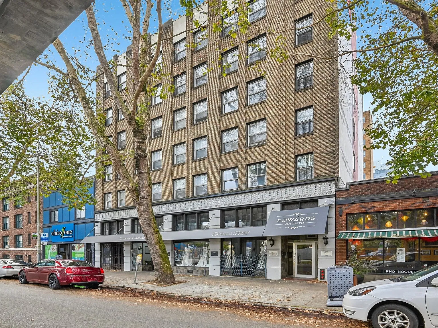 Edwards on Fifth Apartments — Photo 1