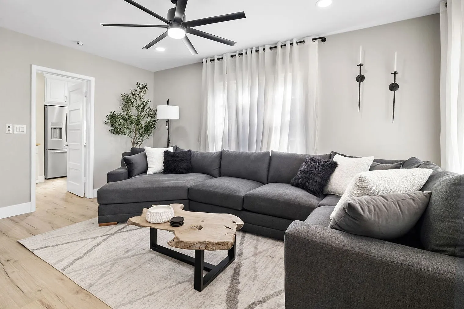 2 bed, 2.0 bath, 893 sqft, $5,533 — Photo 2
