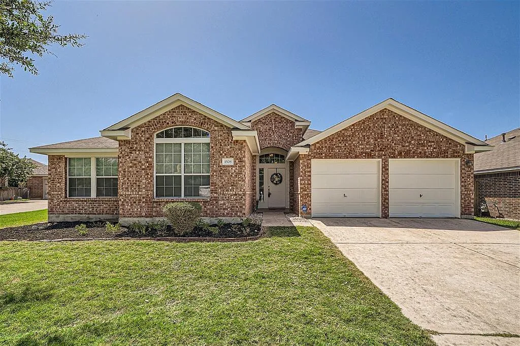 4 bed, 2.0 bath, 2111 sqft, $2,100 — Photo 1