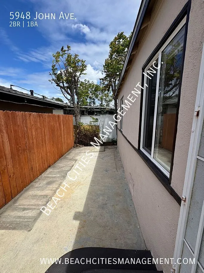 2 Bedroom Duplex in Long Beach with Two Parking Spaces! — Photo 2