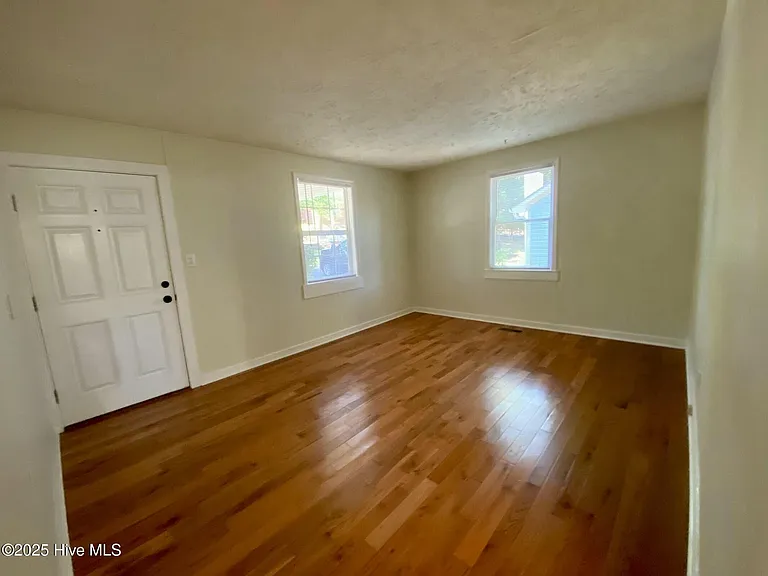 513 W Chapin Rd — Photo 6