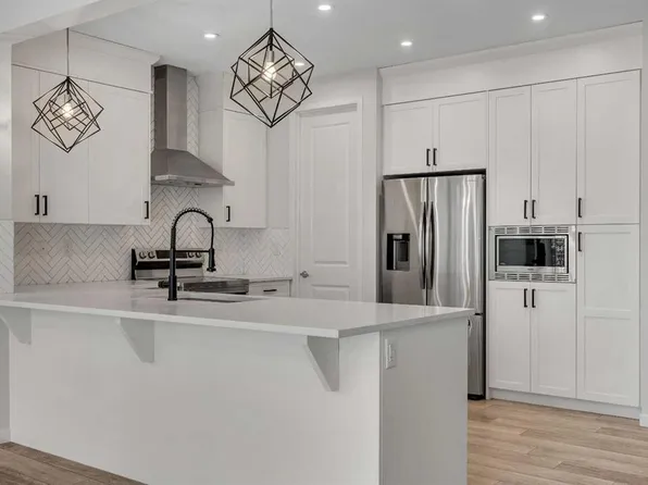 20 W Rowley Cmn NW, Calgary, AB T3L 2M4