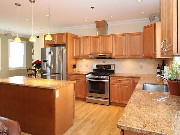 5th image of 395 Claremont Ave