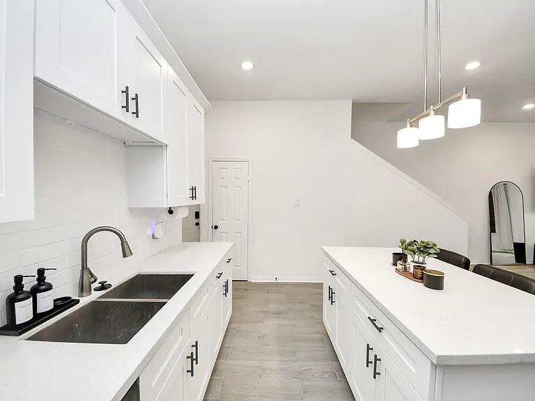 4613 Ireland St #B — Photo 11