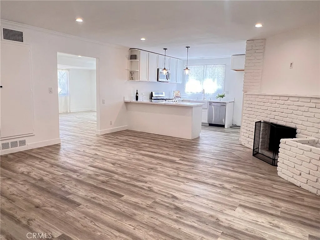 3 bed, 1570 sqft, $4,800 — Photo 4