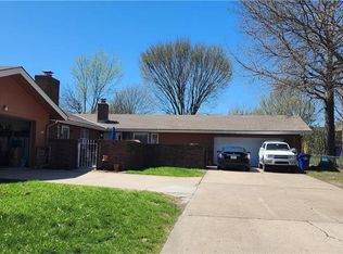 725 S Clairborne Rd, Olathe, KS 66062