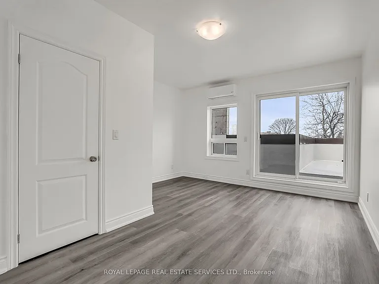 2820 Danforth Ave #302 — Photo 4