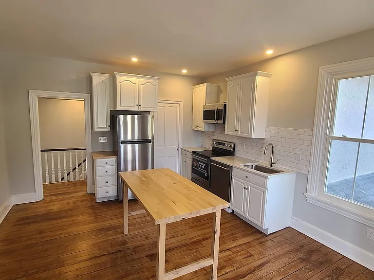 405 W State St — Photo 16