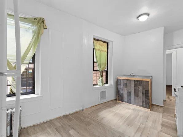 941 Jerome Avenue image 7 of 11