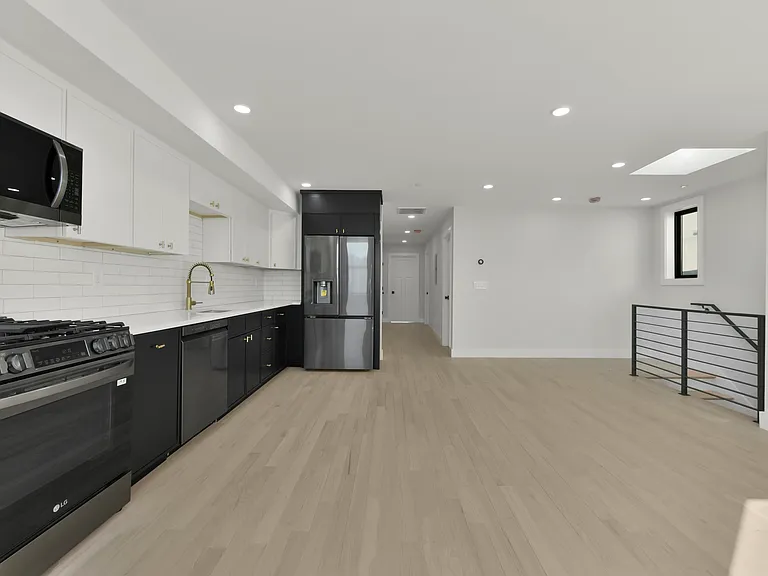280-282 Sumner St #3 — Photo 7