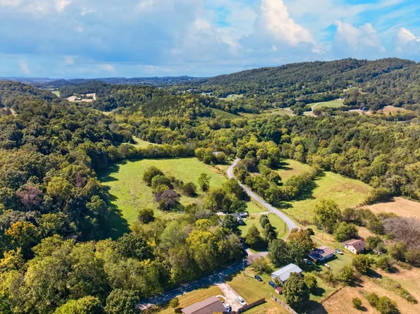 764 R H Ellis Rd, Dandridge, TN 37725