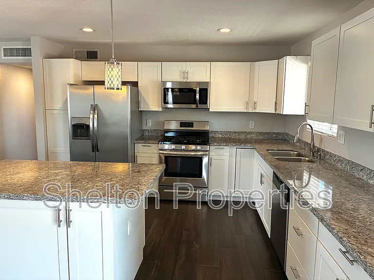 1421 S Roberts Rd — Photo 4